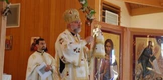 Как освящают воду на молебне, заказанном верующими