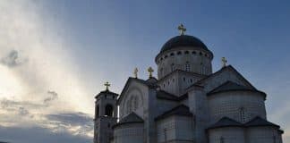 Служение в один из дней Светлой седмицы с бдением святому или храму святого