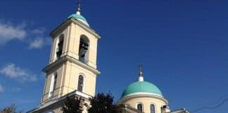 Служение вечерни, полунощницы и утрени воскресных, если не совершается бдение