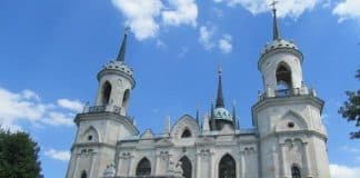 Поставление Креста на верх крова новосозданной Церкви