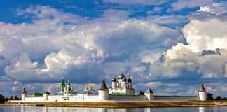 Бдение воскресное со службой святому, имеющему бдение, храм или полиелей