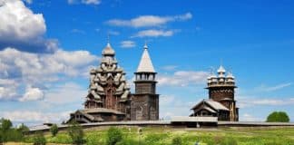Иконостас: средняя часть храма